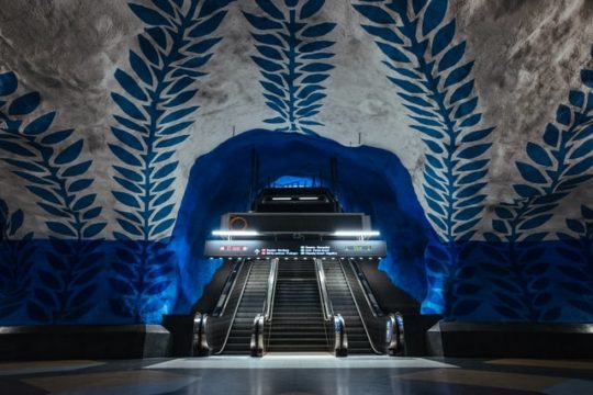 8M.- Tres artistas urbanas decoran un tren y la estación de Metro
