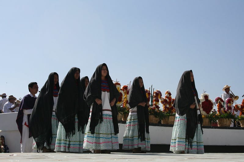 Delegación de las mujeres mixes. Imagen de Y. Music vía Flickr 