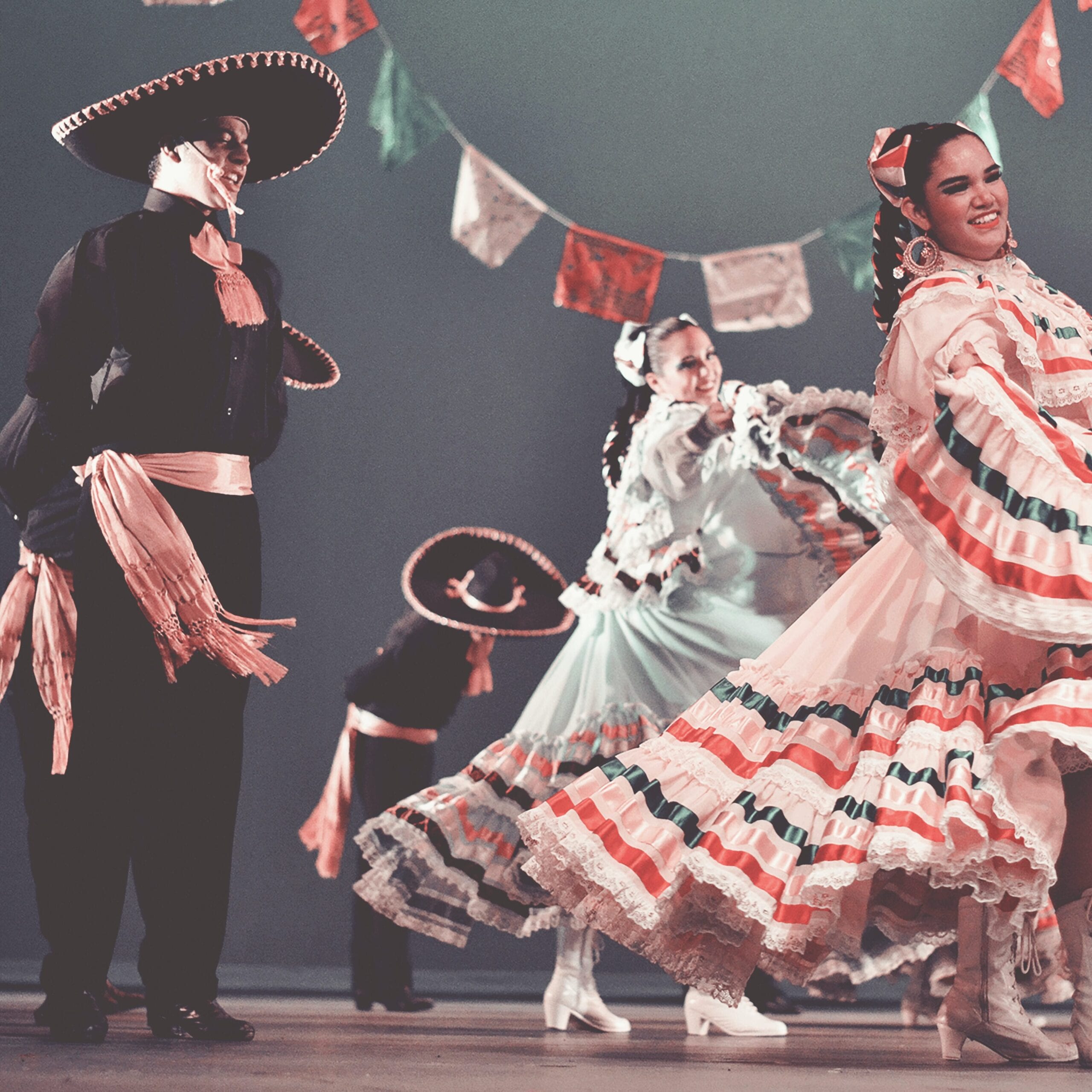 Baile tradicional mexicano con vestimenta de Mariachi. Imagen de
Cesira Alvarado vía Unsplash
